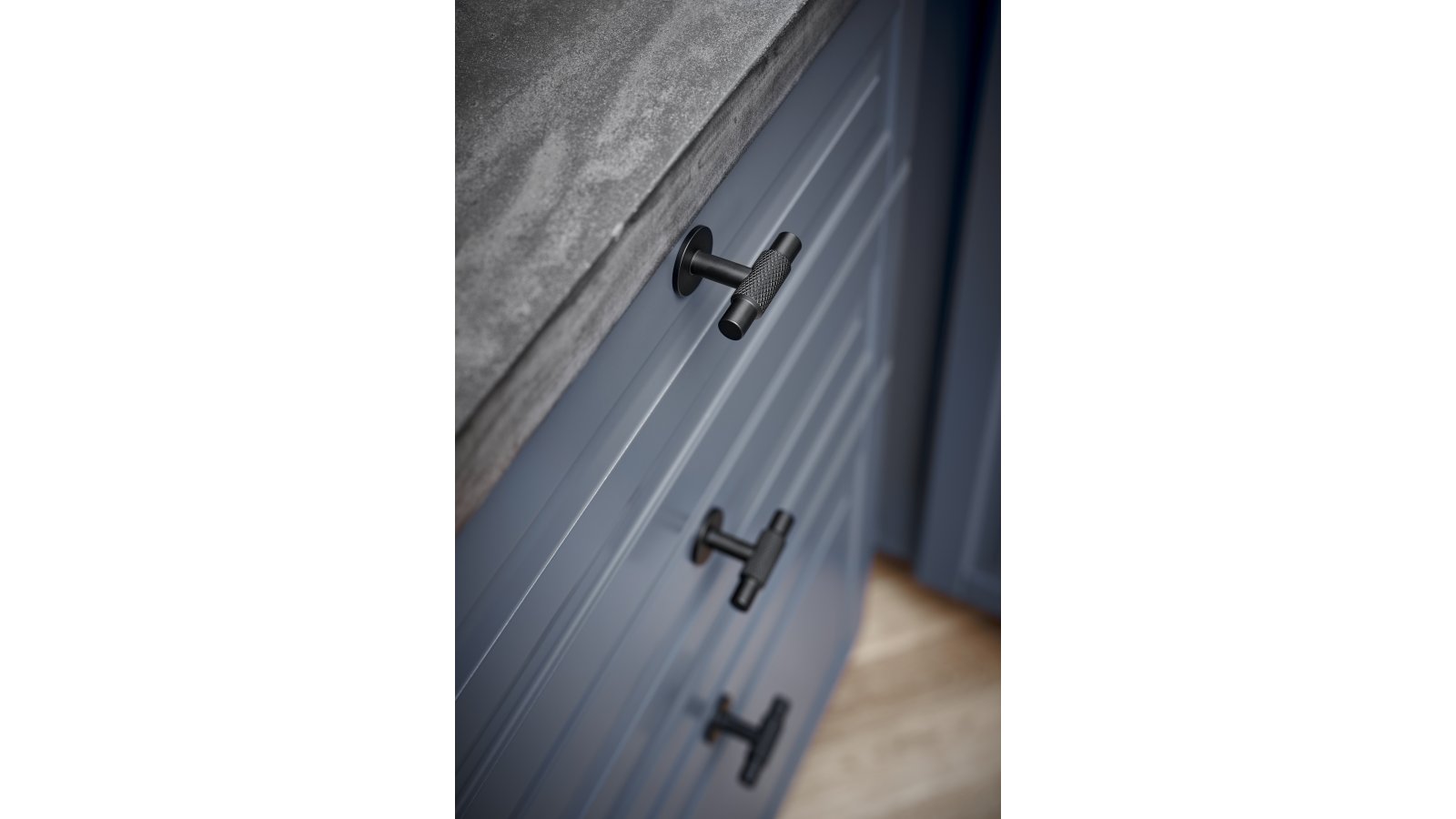 Moebelknopf-MANOR-T-schwarz-Zinkdruckguss-laenge-54-FP-000868-anwendung-4 Knopf MANOR-T Zink - Schwarz matt - 54 mm lang vor weißem Hintergrund