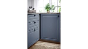 Moebelknopf-MANOR-T-schwarz-Zinkdruckguss-laenge-54-FP-000868-anwendung-5 Knopf MANOR-T Zink - Schwarz matt - 54 mm lang vor weißem Hintergrund