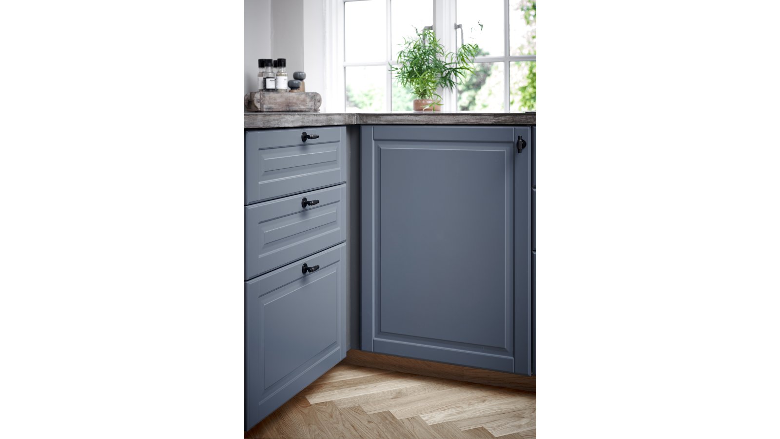 Moebelknopf-MANOR-T-schwarz-Zinkdruckguss-laenge-54-FP-000868-anwendung-5 Knopf MANOR-T Zink - Schwarz matt - 54 mm lang vor weißem Hintergrund