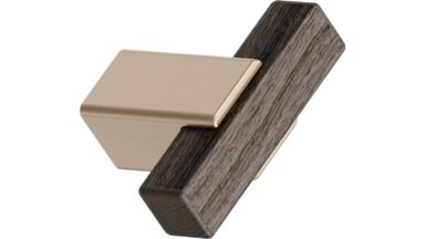 Knopf SEGMENT-KNOB Eiche FSC 100%-Zink - Dunkelbraun/Messing gebürstet - 44 mm lang vor weißem Hintergrund