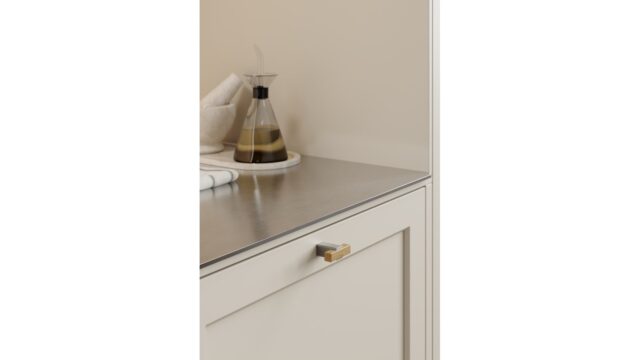 Knopf SEGMENT-KNOB Eiche-Zink - Lackiert/Edelstahloptik - 44 mm lang  vor weißem Hintergrund