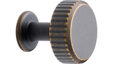 Knopf VILLA-ROUND Zink - Braun antik - 30 mm lang vor weißem Hintergrund