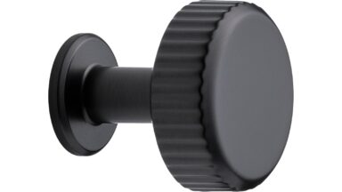 Knopf VILLA-ROUND Zink - Gun-metal - 30 mm lang vor weißem Hintergrund