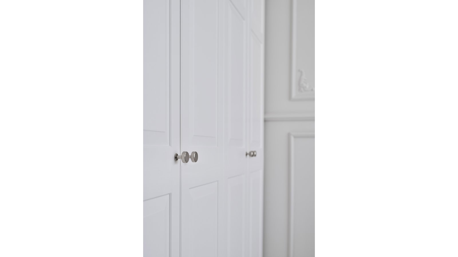 Moebelknopf-VILLA-ROUND-nickel-Zinkdruckguss-laenge-30-FP-000929-anwendung-11 Knopf VILLA-ROUND Zink - Glanz Nickel - 30 mm lang vor weißem Hintergrund