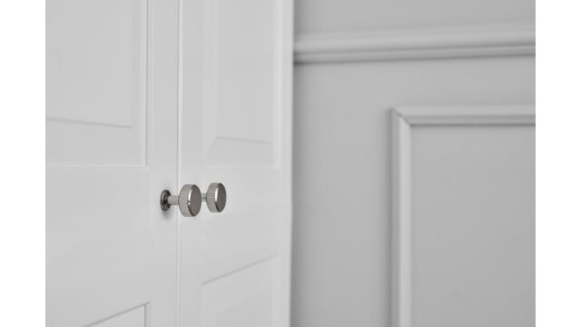 Knopf VILLA-ROUND Zink - Glanz Nickel - 30 mm lang  vor weißem Hintergrund
