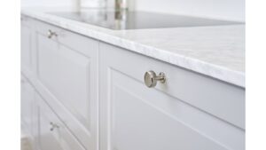 Moebelknopf-VILLA-ROUND-nickel-Zinkdruckguss-laenge-30-FP-000929-anwendung-2 Knopf VILLA-ROUND Zink - Glanz Nickel - 30 mm lang vor weißem Hintergrund