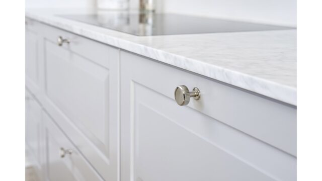 Knopf VILLA-ROUND Zink - Glanz Nickel - 30 mm lang  vor weißem Hintergrund