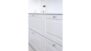 Moebelknopf-VILLA-ROUND-nickel-Zinkdruckguss-laenge-30-FP-000929-anwendung-3 Knopf VILLA-ROUND Zink - Glanz Nickel - 30 mm lang vor weißem Hintergrund