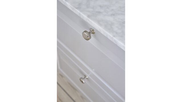 Knopf VILLA-ROUND Zink - Glanz Nickel - 30 mm lang  vor weißem Hintergrund