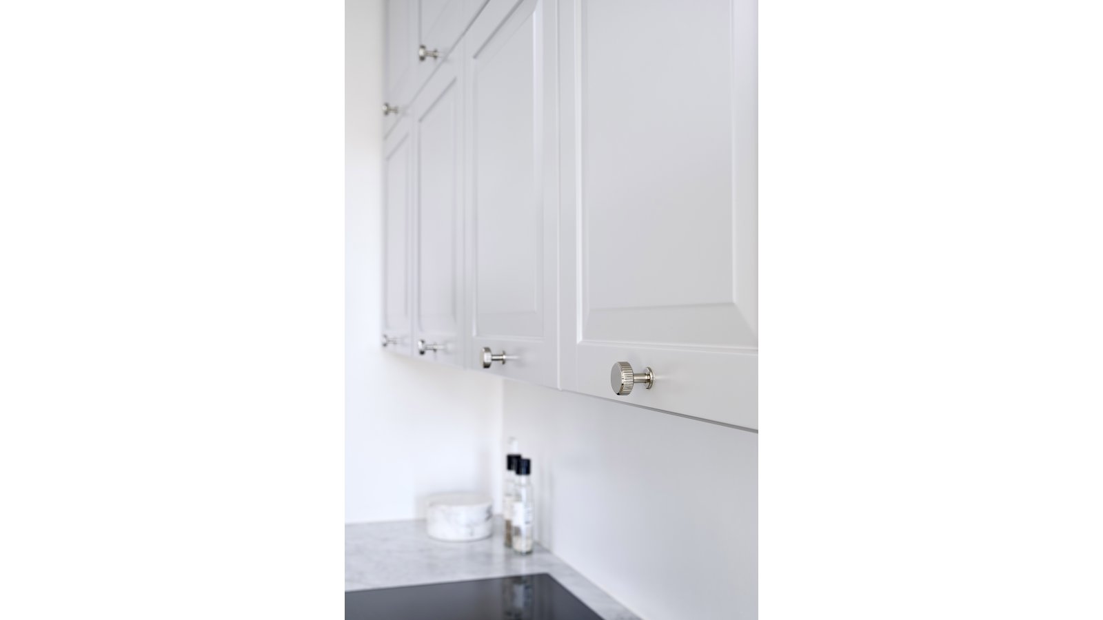 Moebelknopf-VILLA-ROUND-nickel-Zinkdruckguss-laenge-30-FP-000929-anwendung-5 Knopf VILLA-ROUND Zink - Glanz Nickel - 30 mm lang vor weißem Hintergrund