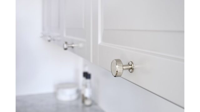 Knopf VILLA-ROUND Zink - Glanz Nickel - 30 mm lang  vor weißem Hintergrund