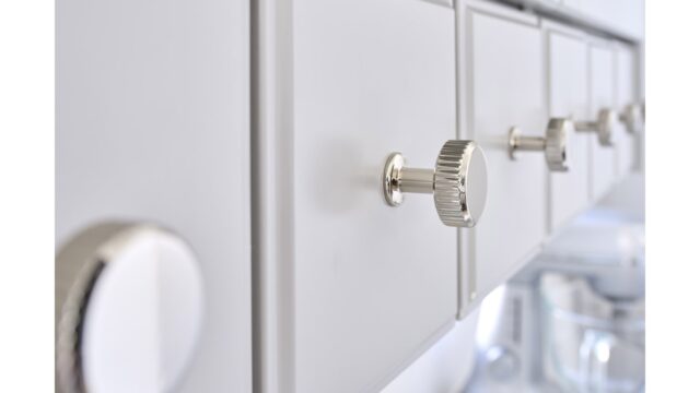 Knopf VILLA-ROUND Zink - Glanz Nickel - 30 mm lang  vor weißem Hintergrund