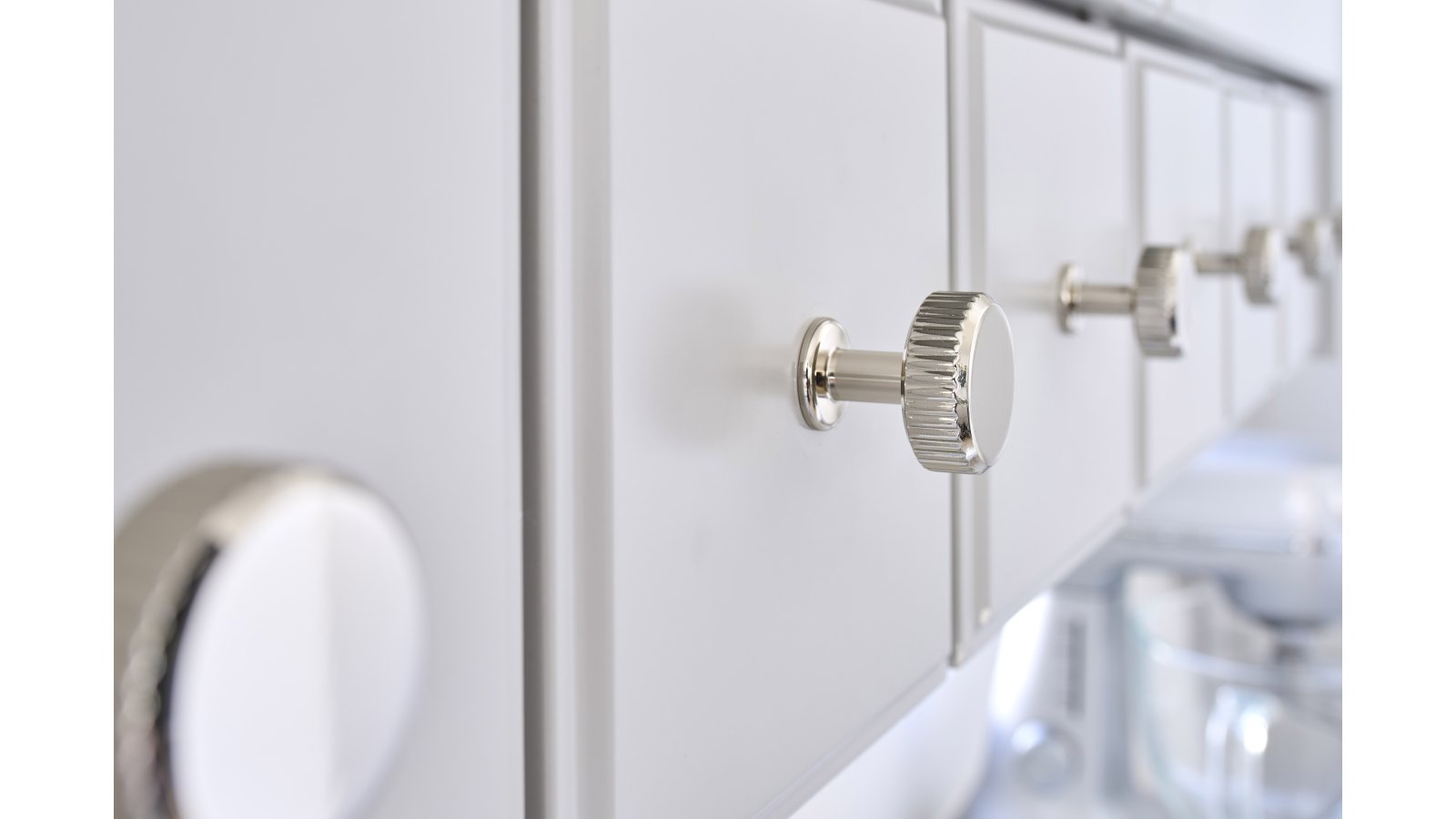 Moebelknopf-VILLA-ROUND-nickel-Zinkdruckguss-laenge-30-FP-000929-anwendung-7 Knopf VILLA-ROUND Zink - Glanz Nickel - 30 mm lang vor weißem Hintergrund