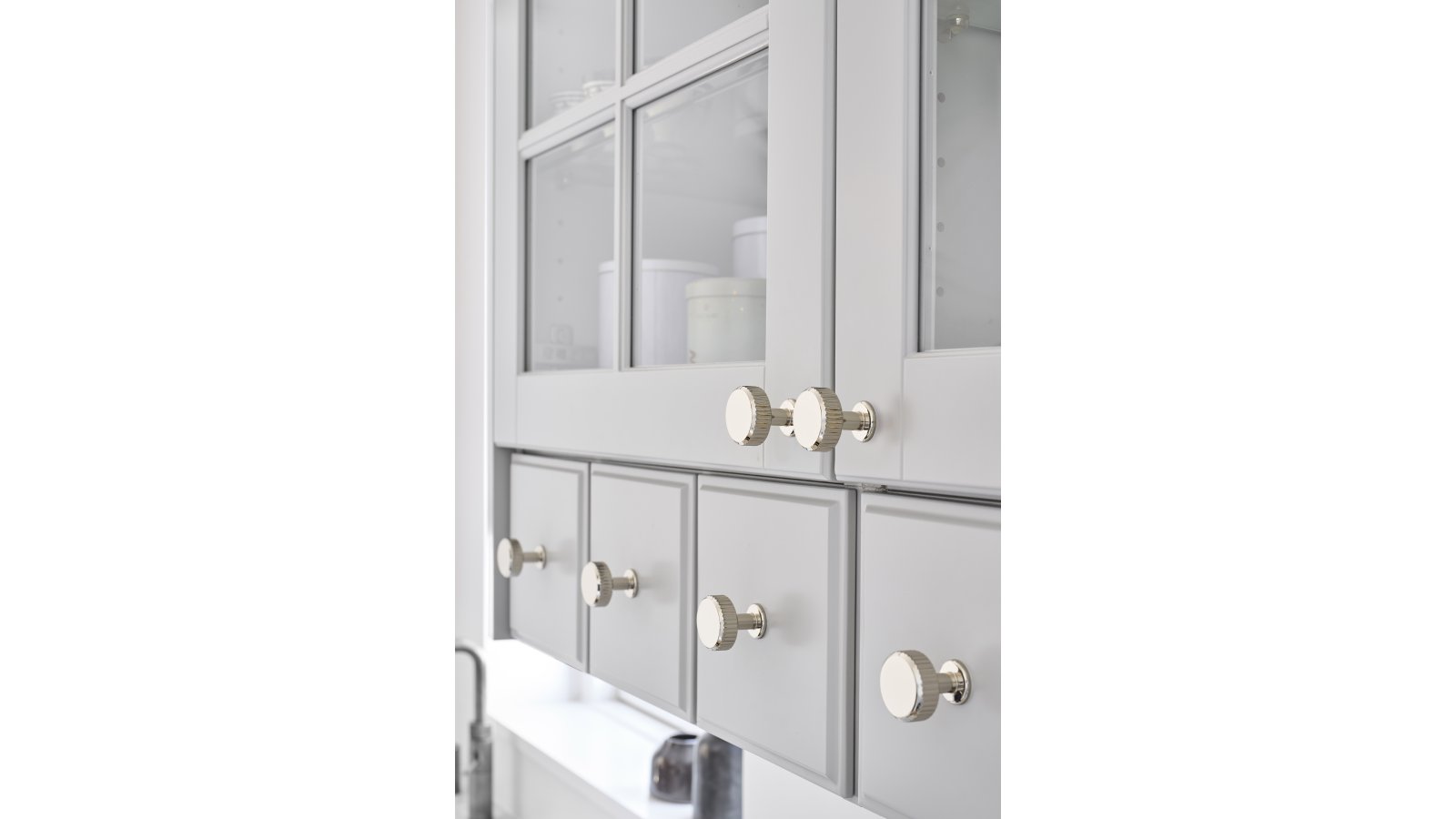 Moebelknopf-VILLA-ROUND-nickel-Zinkdruckguss-laenge-30-FP-000929-anwendung-8 Knopf VILLA-ROUND Zink - Glanz Nickel - 30 mm lang vor weißem Hintergrund