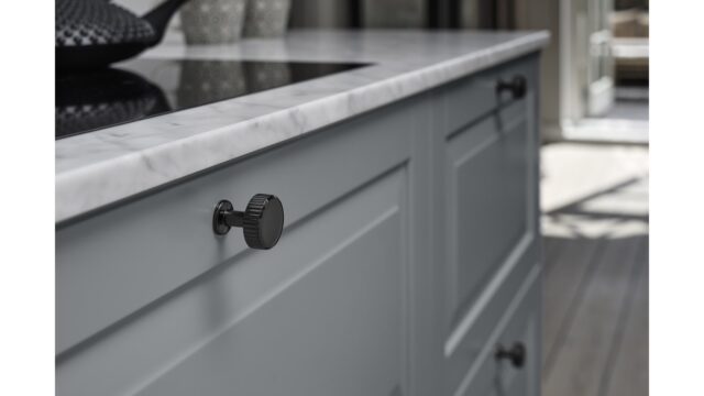 Knopf VILLA-ROUND Zink - Schwarz Nickel - 30 mm lang  vor weißem Hintergrund