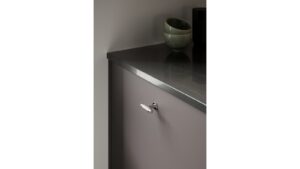 Moebelknopf-VILLA-T-nickel-Zinkdruckguss-laenge-50-FP-001465-anwendung-2 Knopf VILLA-T Zink - Glanz Nickel - 50 mm lang vor weißem Hintergrund