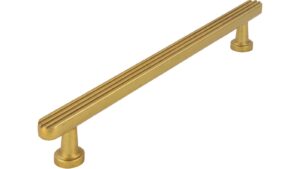 Stangengriff Georgsmarienhütte Druckguss messingfarbig getrommelt matt - 198 mm lang  vor weißem Hintergrund