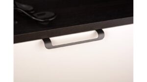 Griffleiste Ochsenhausen Metall - Schwarz matt Pulverbeschichtung - 180 mm lang  vor weißem Hintergrund