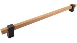 Griff Doberlug-Kirchhain Metall - Graphit Marone Pulverbeschichtung + Holz - 370 mm lang vor weißem Hintergrund