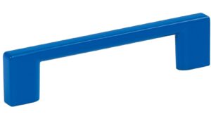 Griff Eslohe Metall - Blaues Halbglanzpulver - 113 mm lang  vor weißem Hintergrund