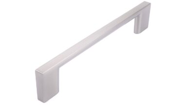 Griff Eslohe Metall - Edelstahleffekt - 150 mm lang  vor weißem Hintergrund