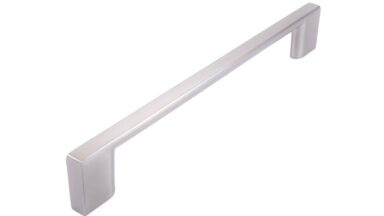 Griff Eslohe Metall - Edelstahleffekt - 188 mm lang  vor weißem Hintergrund