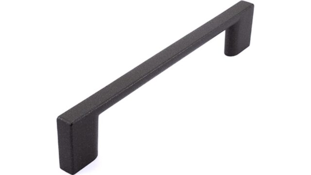 Griff Eslohe Metall - Graphit Marone Pulverbeschichtung - 150 mm lang vor weißem Hintergrund