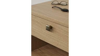 Griff FLOW-KNOB Zink - Messing gebürstet - 30 mm lang  vor weißem Hintergrund