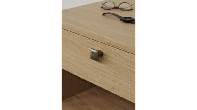 Griff FLOW-KNOB Zink - Messing gebürstet - 30 mm lang  vor weißem Hintergrund