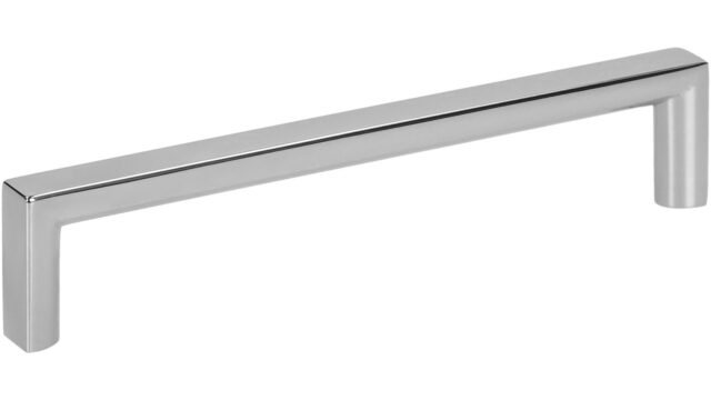 Griff Heringsdorf Metall - Chrom glänzend galvanisiert - 136 mm lang vor weißem Hintergrund