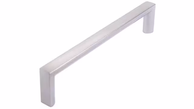 Griff Heringsdorf Metall - Edelstahleffekt - 136 mm lang vor weißem Hintergrund