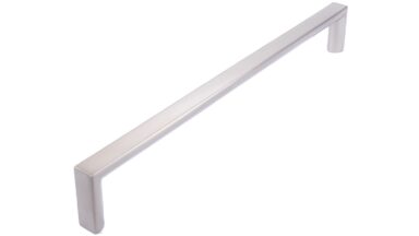 Griff Heringsdorf Metall - Edelstahleffekt - 200 mm lang vor weißem Hintergrund