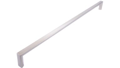 Griff Heringsdorf Metall - Edelstahleffekt - 328 mm lang vor weißem Hintergrund