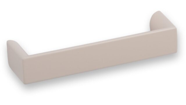 Griff Könnern Metall - Beige matt Pulverbeschichtung - 104 mm lang vor weißem Hintergrund