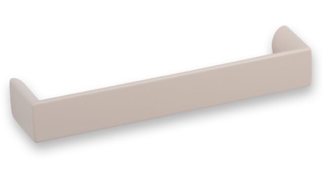 Griff Könnern Metall - Beige matt Pulverbeschichtung - 136 mm lang vor weißem Hintergrund