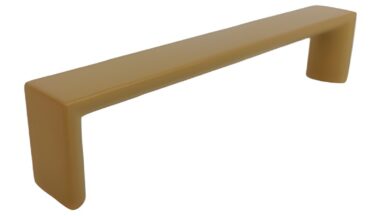Griff Könnern Metall - Gold matt Pulverbeschichtung - 136 mm lang vor weißem Hintergrund