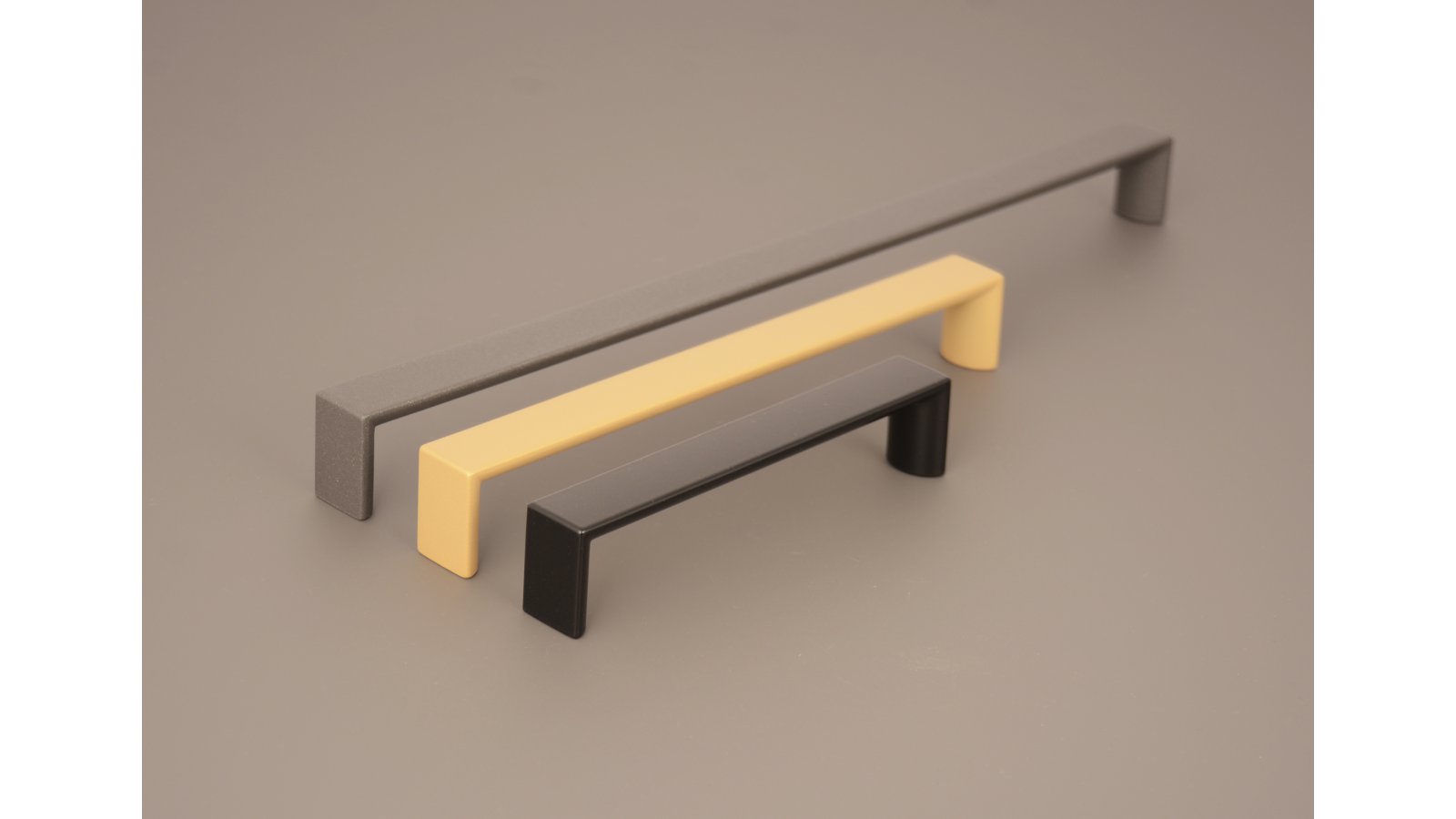 Griff Könnern Metall - Schwarz seidenmatt Pulverbeschichtung - 136 mm lang  vor weißem Hintergrund