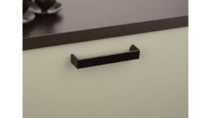 Griff Könnern Metall - Schwarz seidenmatt Pulverbeschichtung - 136 mm lang  vor weißem Hintergrund