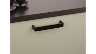Griff Könnern Metall - Schwarz seidenmatt Pulverbeschichtung - 136 mm lang  vor weißem Hintergrund