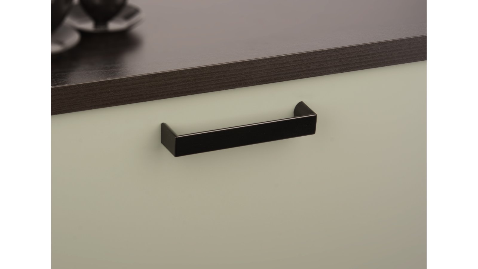 Griff Könnern Metall - Schwarz seidenmatt Pulverbeschichtung - 136 mm lang  vor weißem Hintergrund