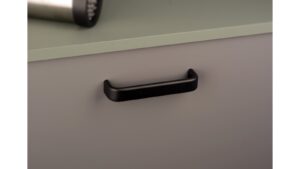 Griff Lützen aluminium - Schwarz Struktur Pulverbeschichtung - 136 mm lang  vor weißem Hintergrund