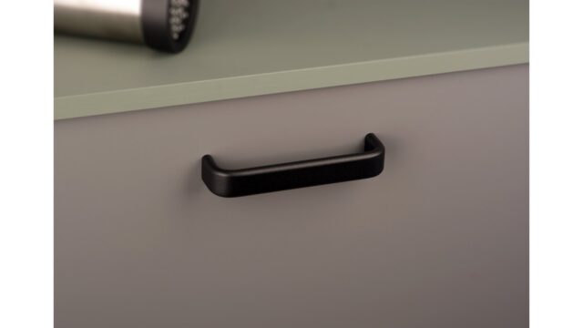 Griff Lützen aluminium - Schwarz Struktur Pulverbeschichtung - 136 mm lang  vor weißem Hintergrund