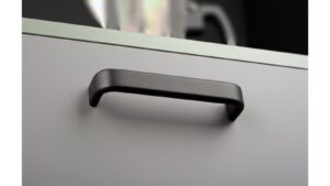 Griff Lützen aluminium - Schwarz Struktur Pulverbeschichtung - 136 mm lang  vor weißem Hintergrund