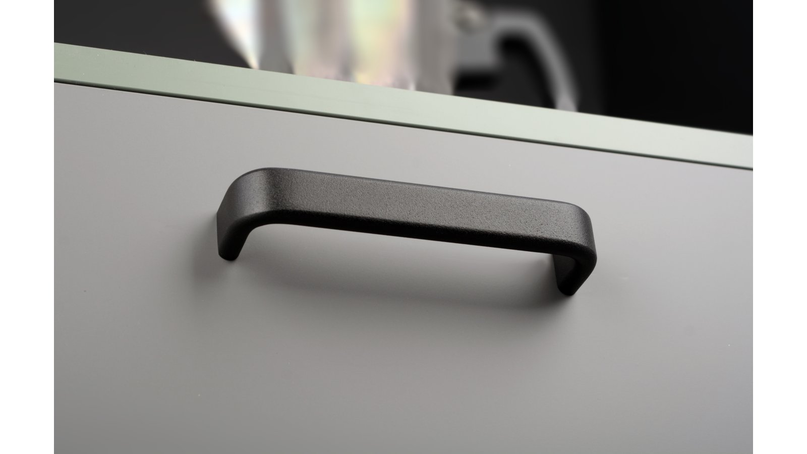 Griff Lützen aluminium - Schwarz Struktur Pulverbeschichtung - 136 mm lang  vor weißem Hintergrund