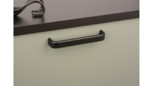 Griff Lützen aluminium - Schwarz Struktur Pulverbeschichtung - 136 mm lang  vor weißem Hintergrund