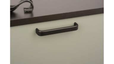 Griff Lützen aluminium - Schwarz Struktur Pulverbeschichtung - 136 mm lang  vor weißem Hintergrund