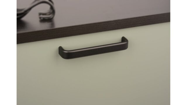 Griff Lützen aluminium - Schwarz Struktur Pulverbeschichtung - 136 mm lang  vor weißem Hintergrund
