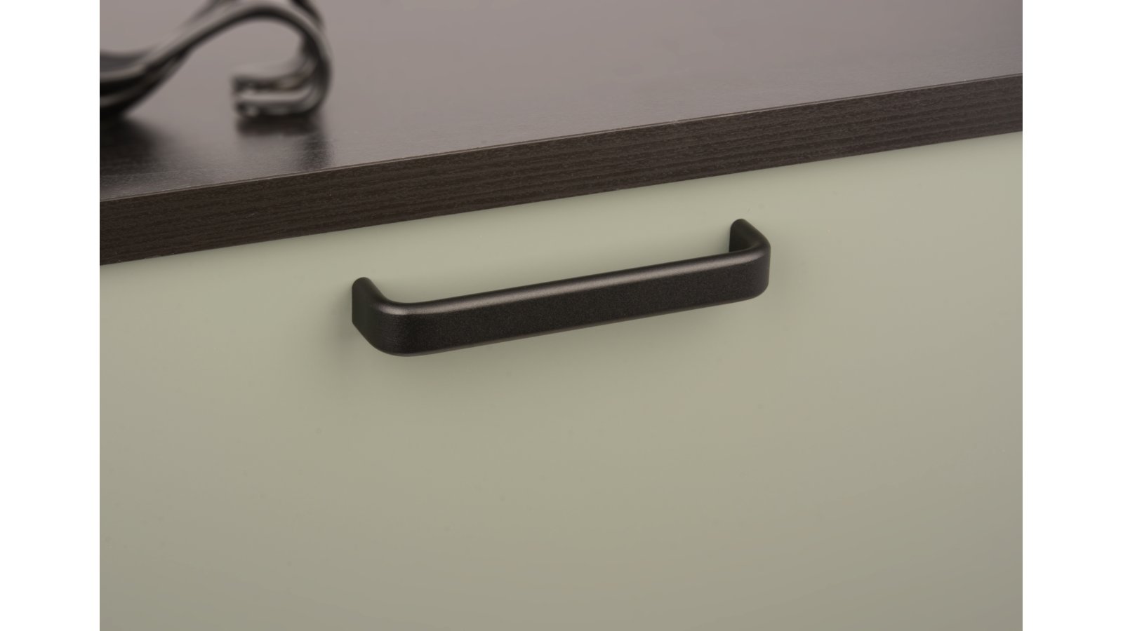 Griff Lützen aluminium - Schwarz Struktur Pulverbeschichtung - 136 mm lang  vor weißem Hintergrund