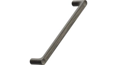 Griff PUNTO Eiche FSC 100% - Dunkelbraun - 172 mm lang  vor weißem Hintergrund