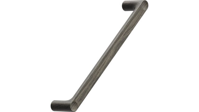 Griff PUNTO Eiche FSC 100% - Dunkelbraun - 172 mm lang vor weißem Hintergrund